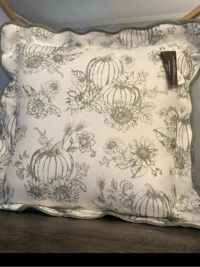 Decorative Pumpkin & Floral Print Throw Pillow - Neutral Tones